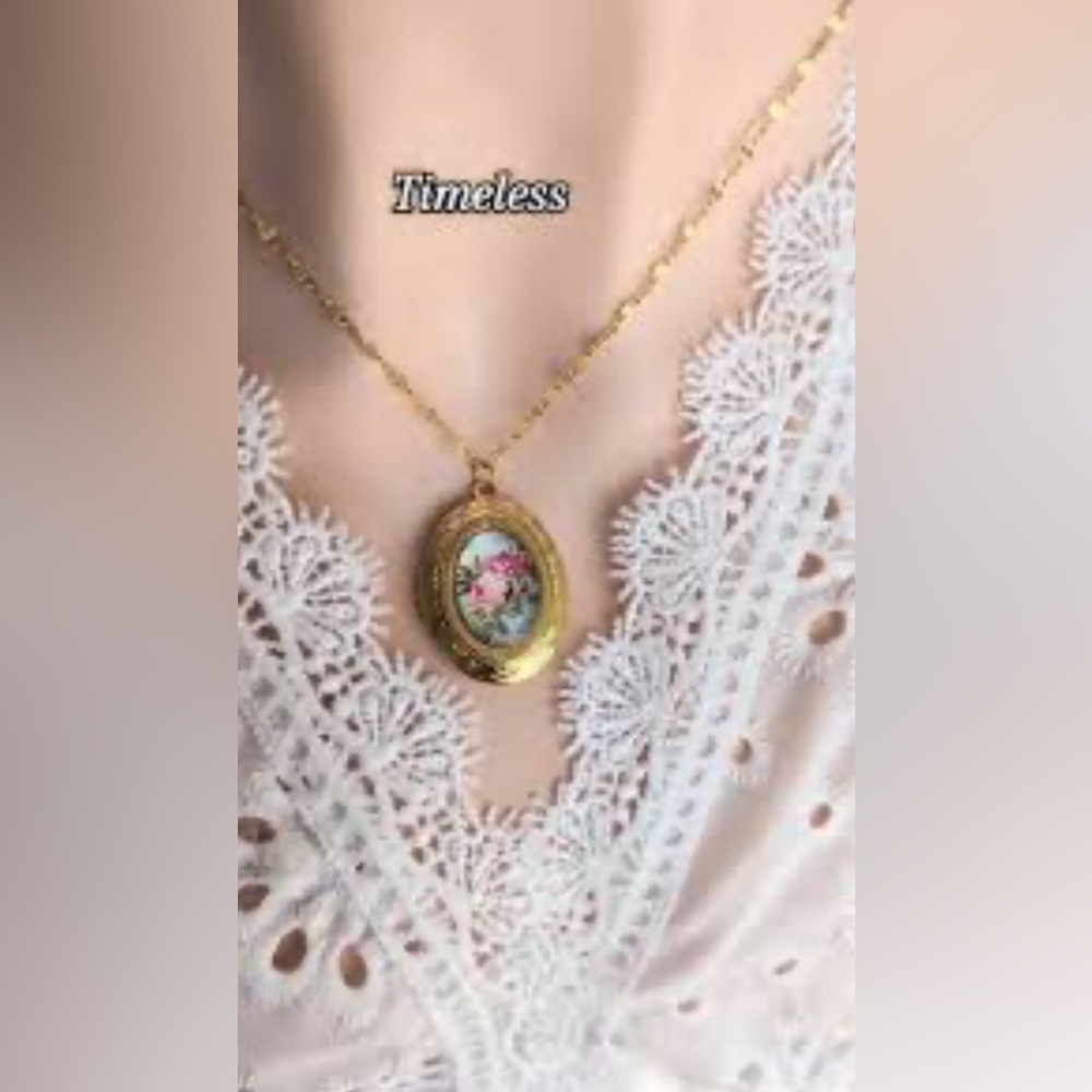 Gold Floral Pendant Necklace